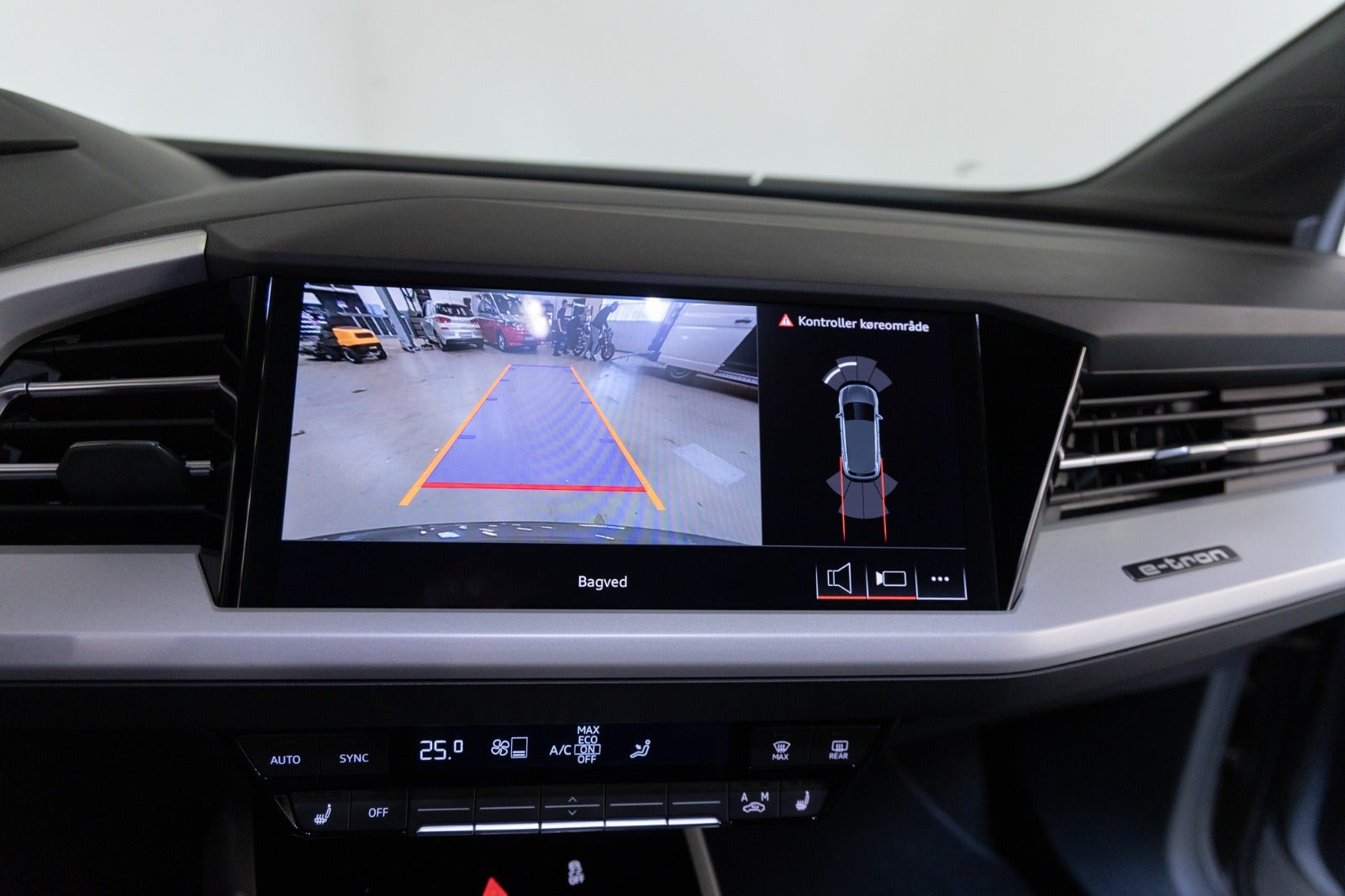 Grå Audi Q4 e-tron fra 2024
