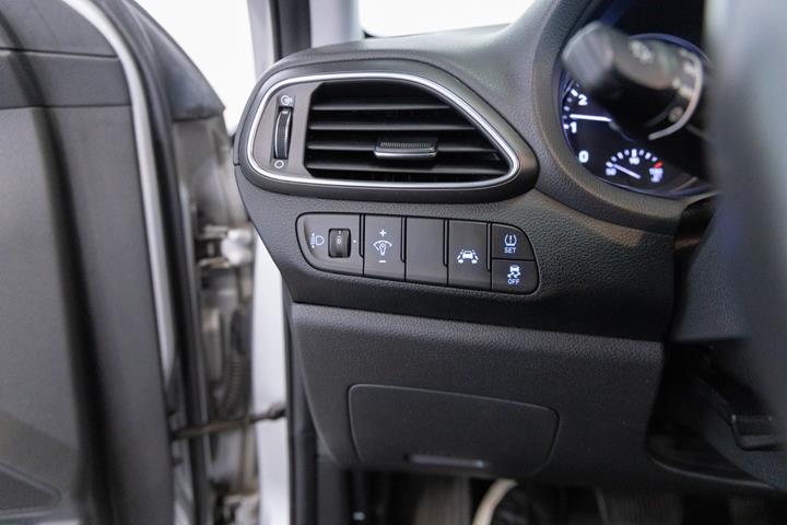 Sølv Hyundai i30 fra 2020