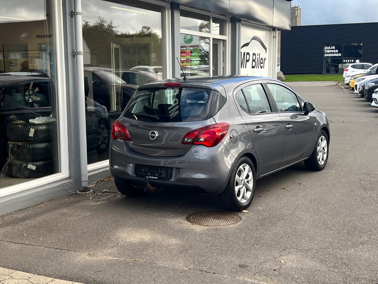 Grå Opel Corsa fra 2016