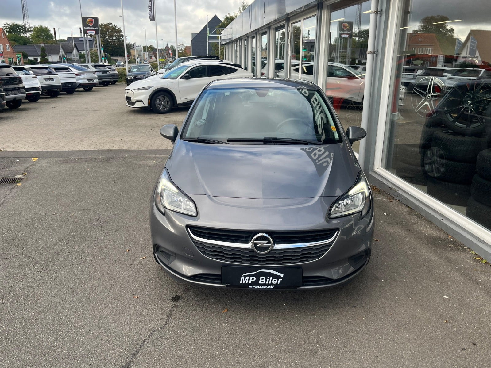 Grå Opel Corsa fra 2016