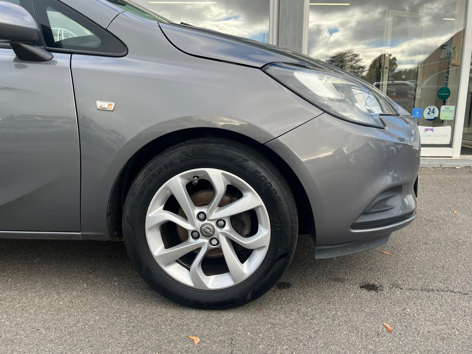 Grå Opel Corsa fra 2016