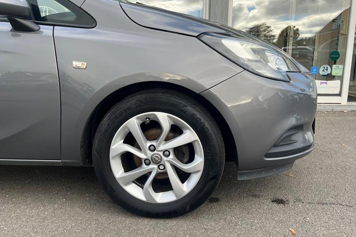 Grå Opel Corsa fra 2016