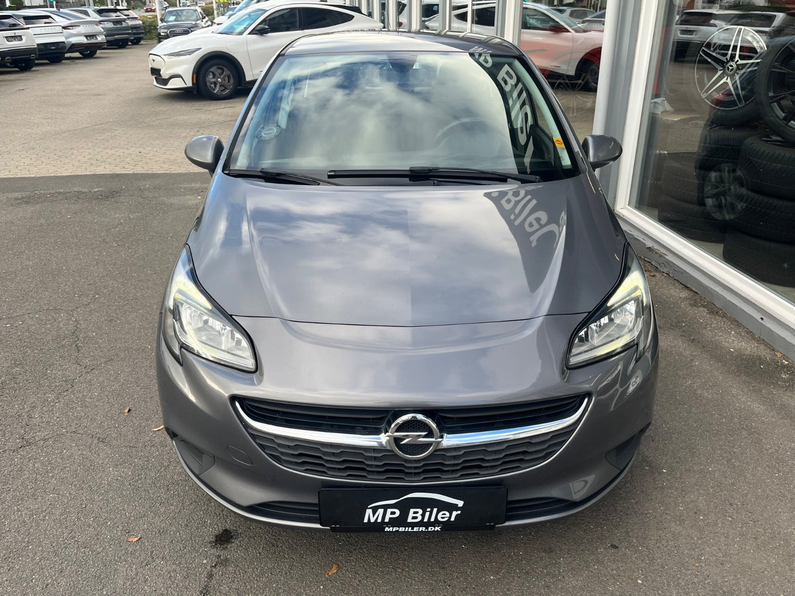 Grå Opel Corsa fra 2016