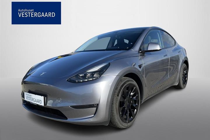 Grå Tesla Model Y fra 2023