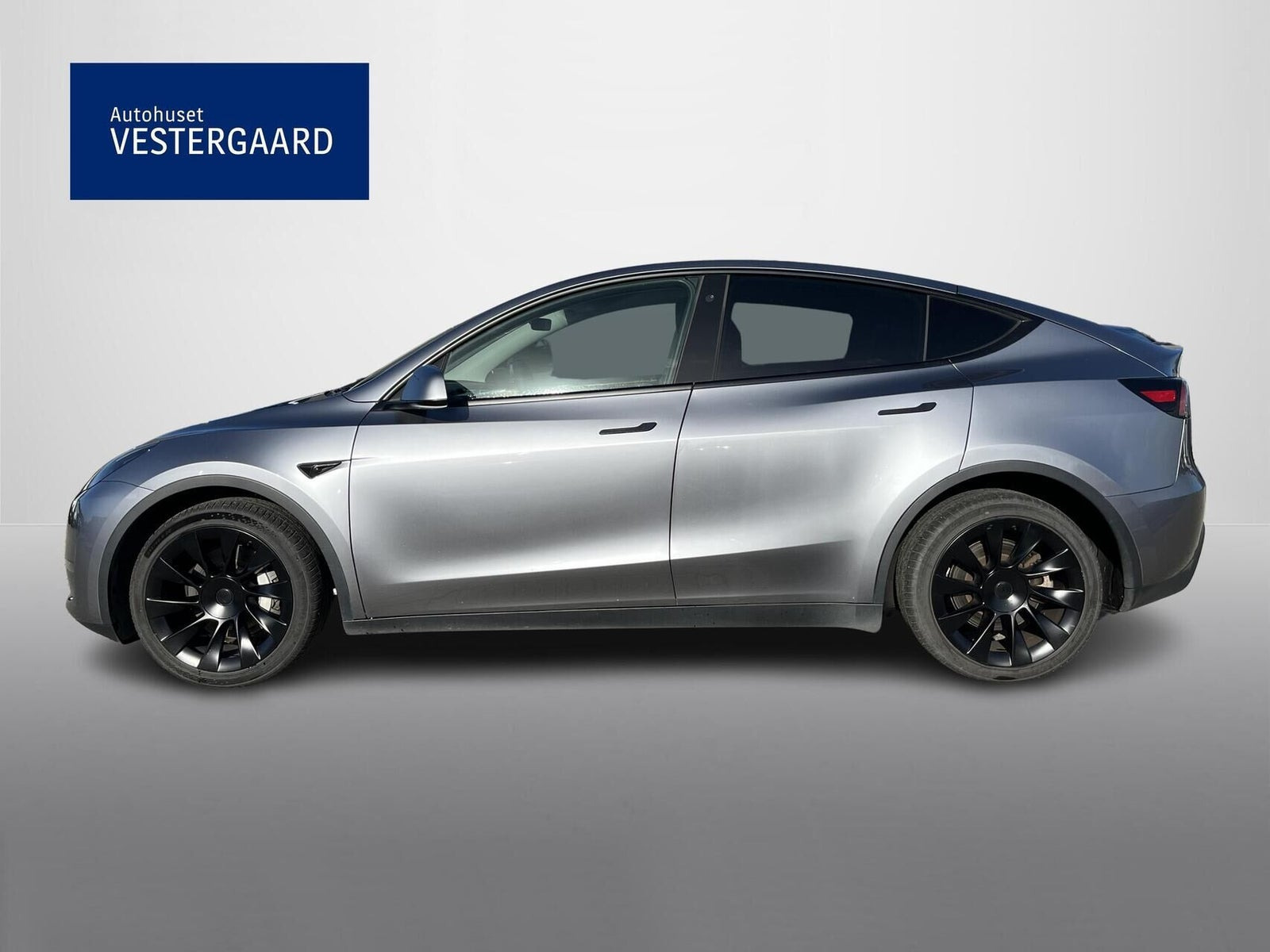 Grå Tesla Model Y fra 2023