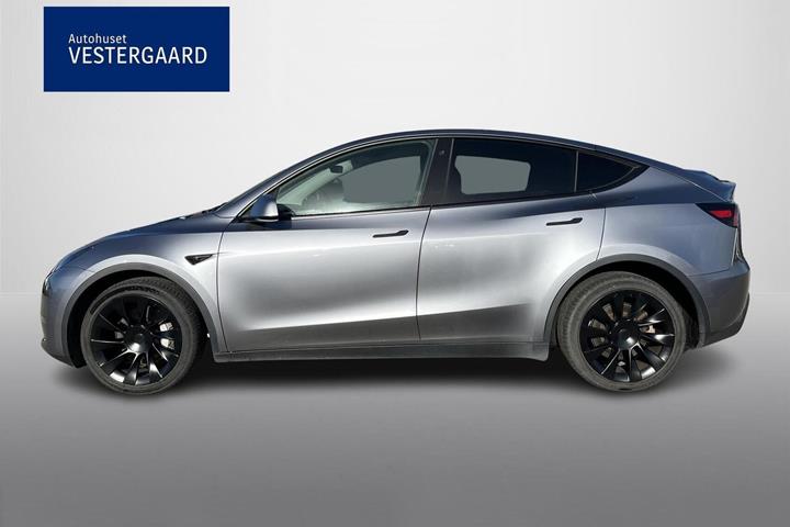 Grå Tesla Model Y fra 2023