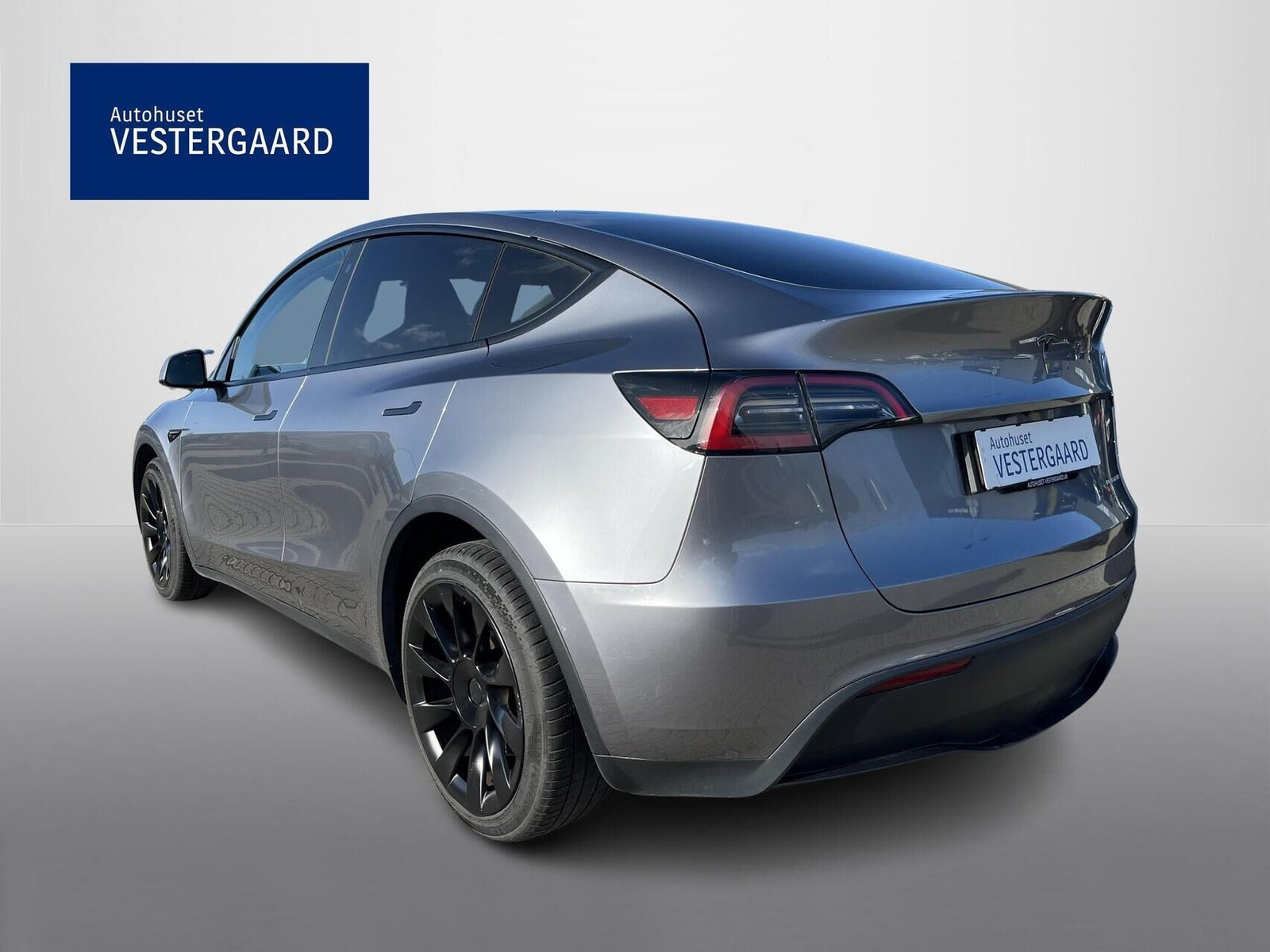 Grå Tesla Model Y fra 2023