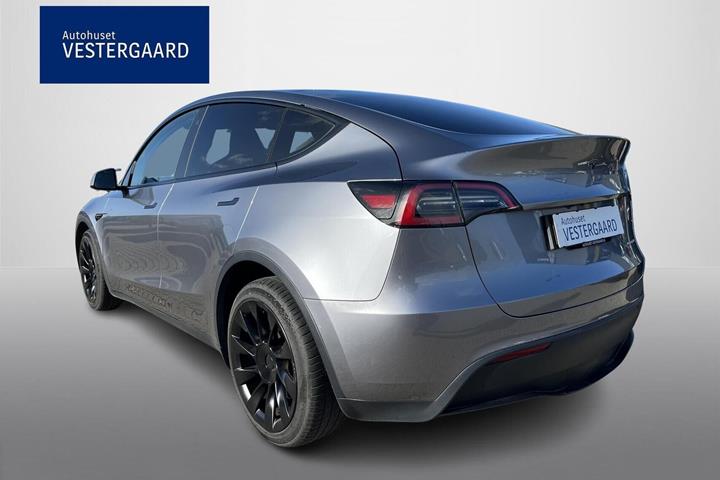 Grå Tesla Model Y fra 2023
