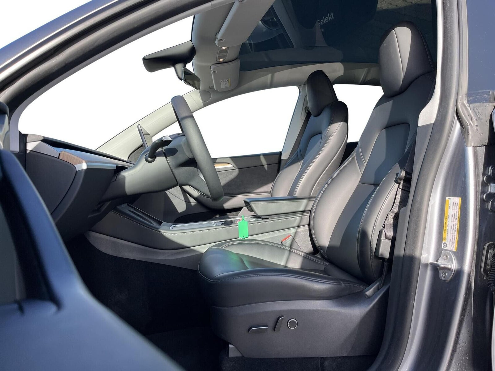 Grå Tesla Model Y fra 2023