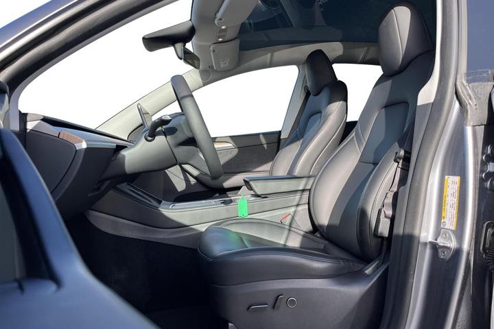Grå Tesla Model Y fra 2023