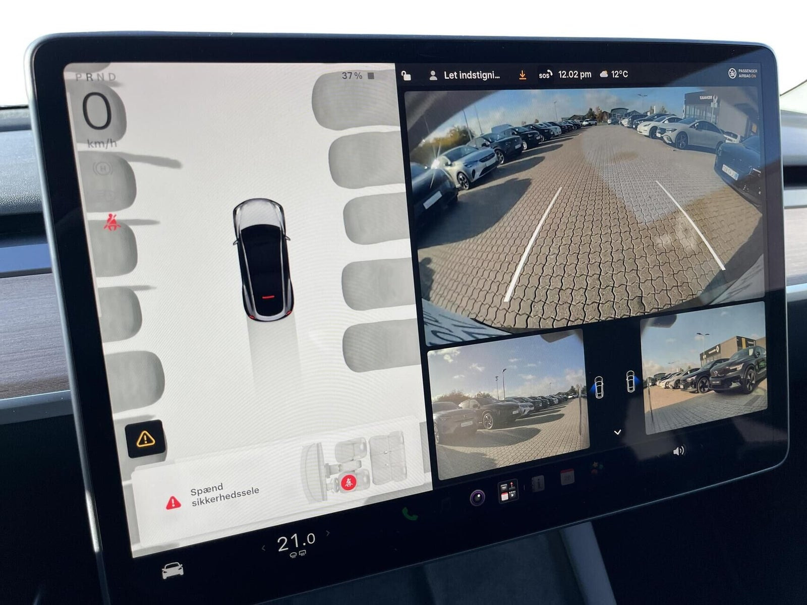 Grå Tesla Model Y fra 2023