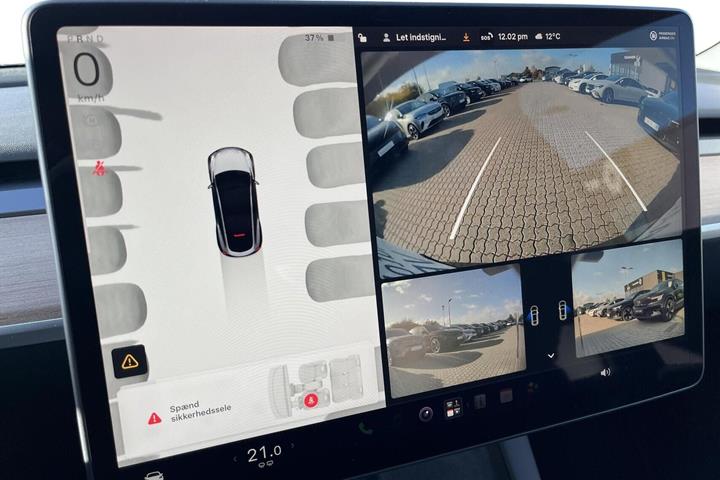 Grå Tesla Model Y fra 2023