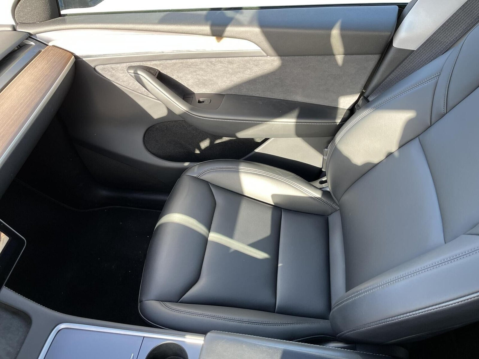 Grå Tesla Model Y fra 2023