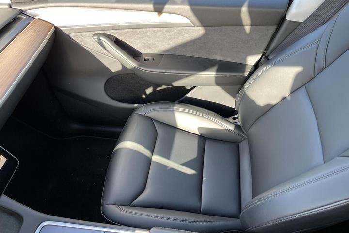 Grå Tesla Model Y fra 2023