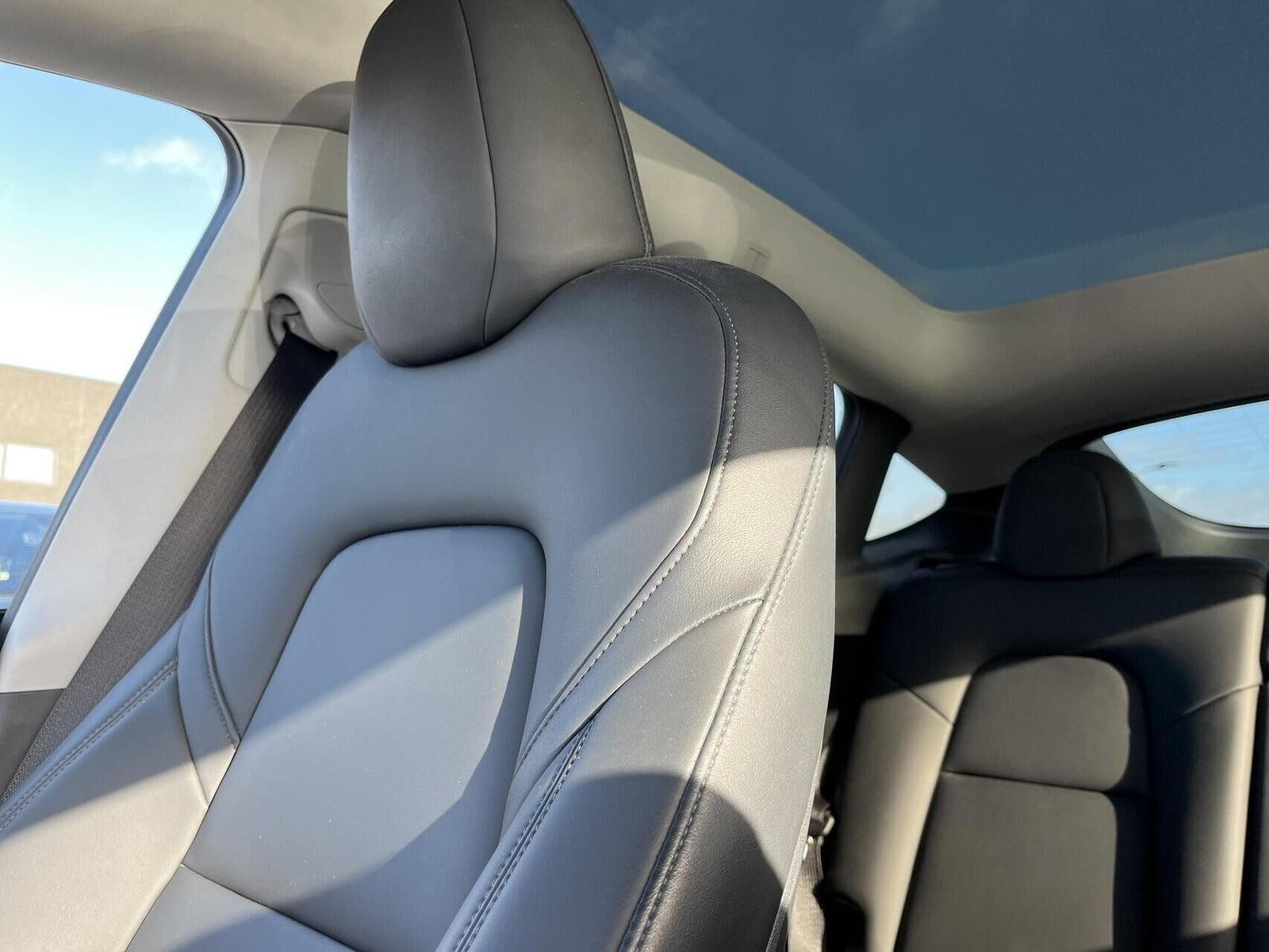 Grå Tesla Model Y fra 2023