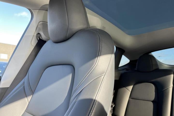 Grå Tesla Model Y fra 2023