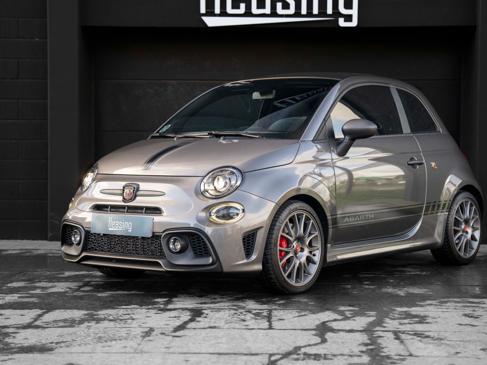 Grå Abarth 695C fra 2023