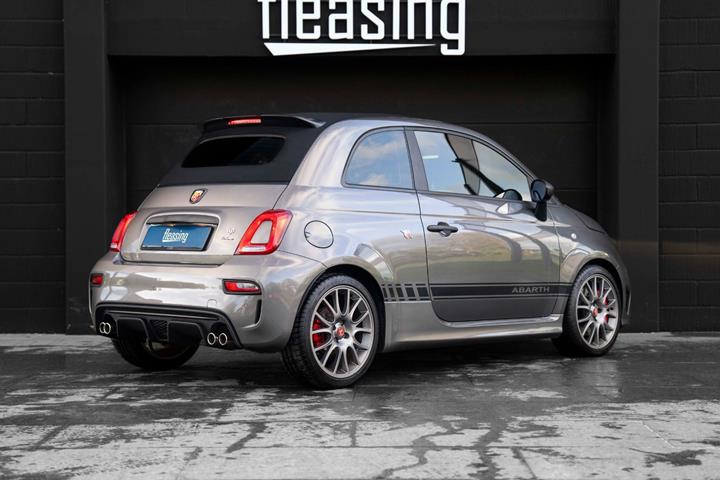 Grå Abarth 695C fra 2023