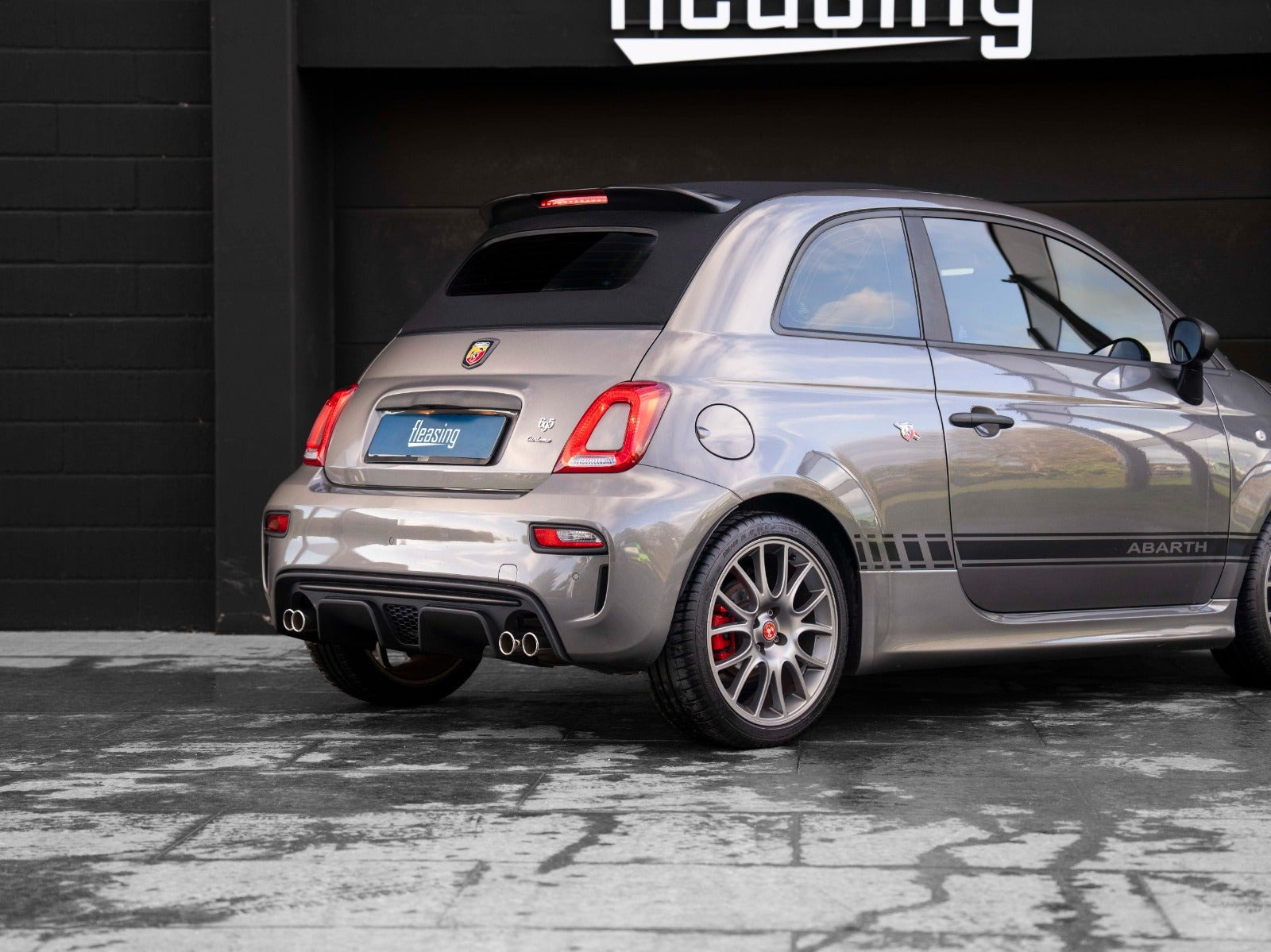 Grå Abarth 695C fra 2023