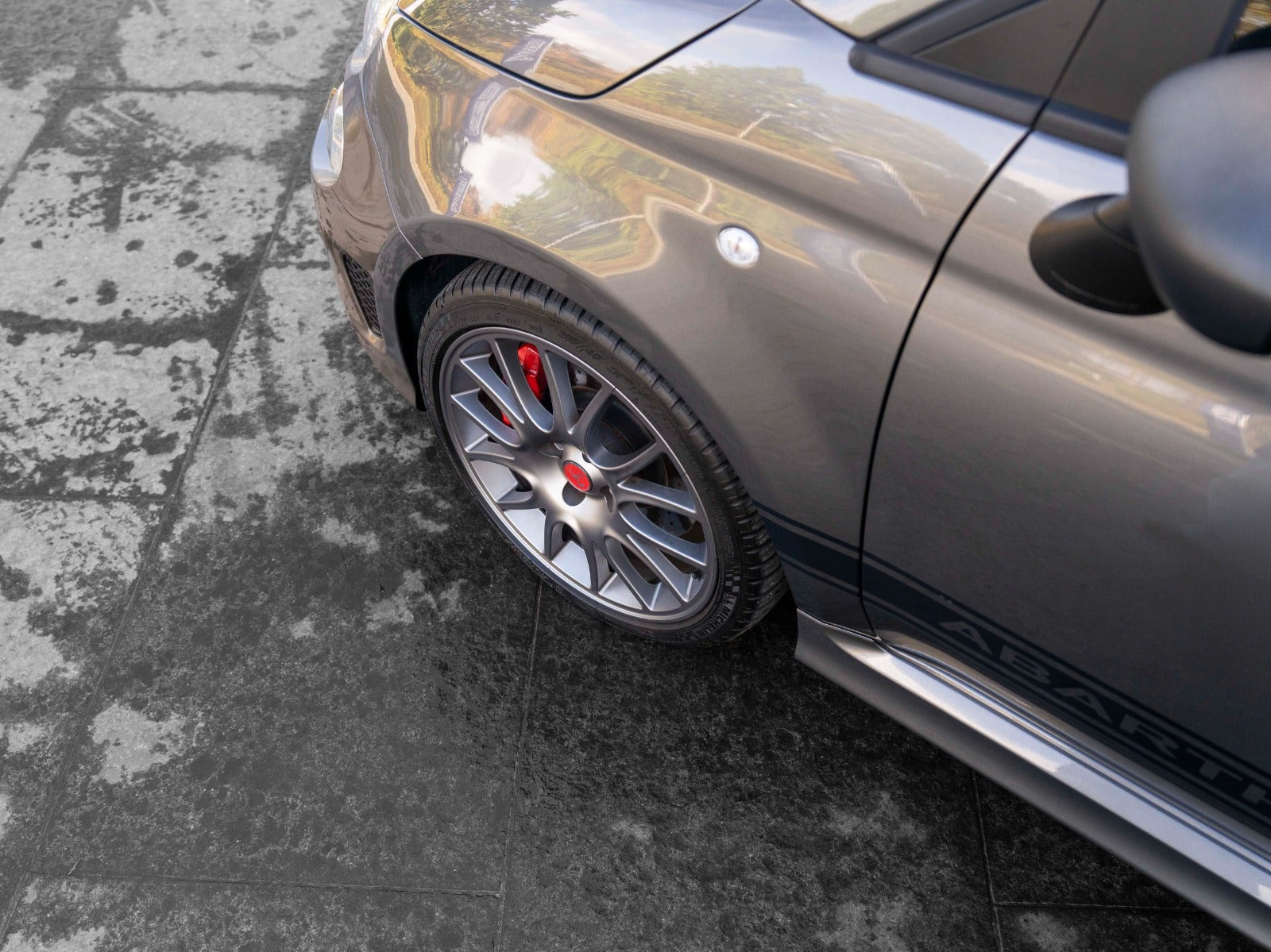 Grå Abarth 695C fra 2023