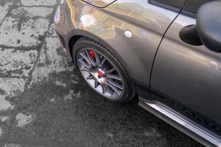 Grå Abarth 695C fra 2023