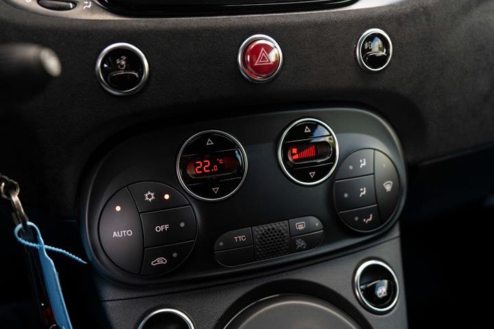 Grå Abarth 695C fra 2023