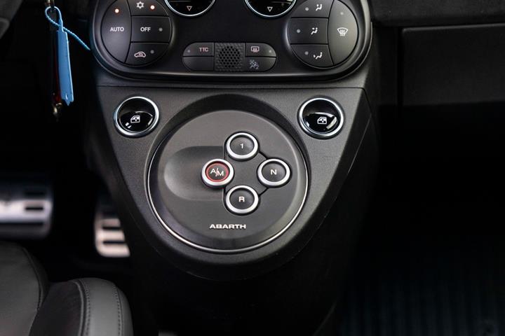 Grå Abarth 695C fra 2023