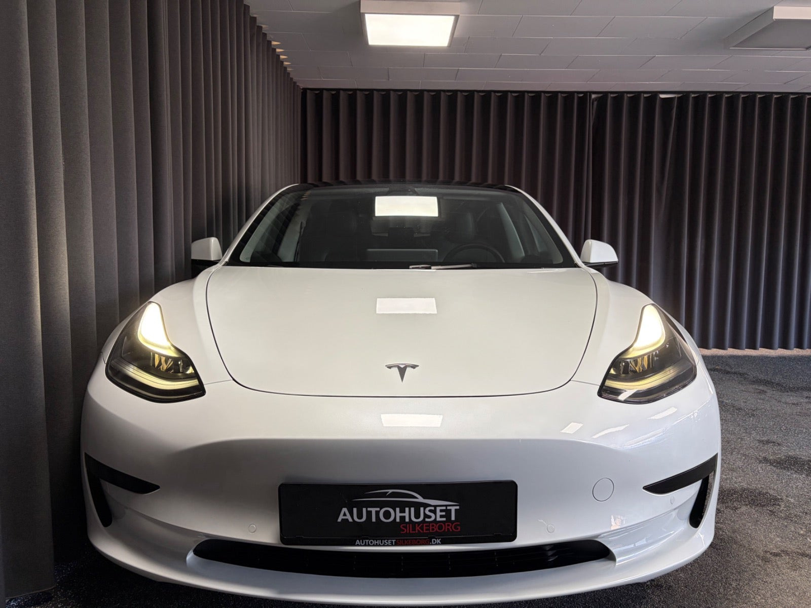 Sort Tesla Model 3 fra 2021
