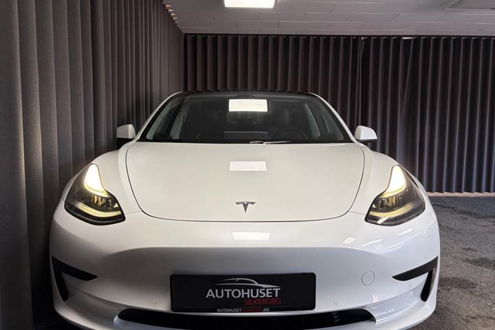 Sort Tesla Model 3 fra 2021