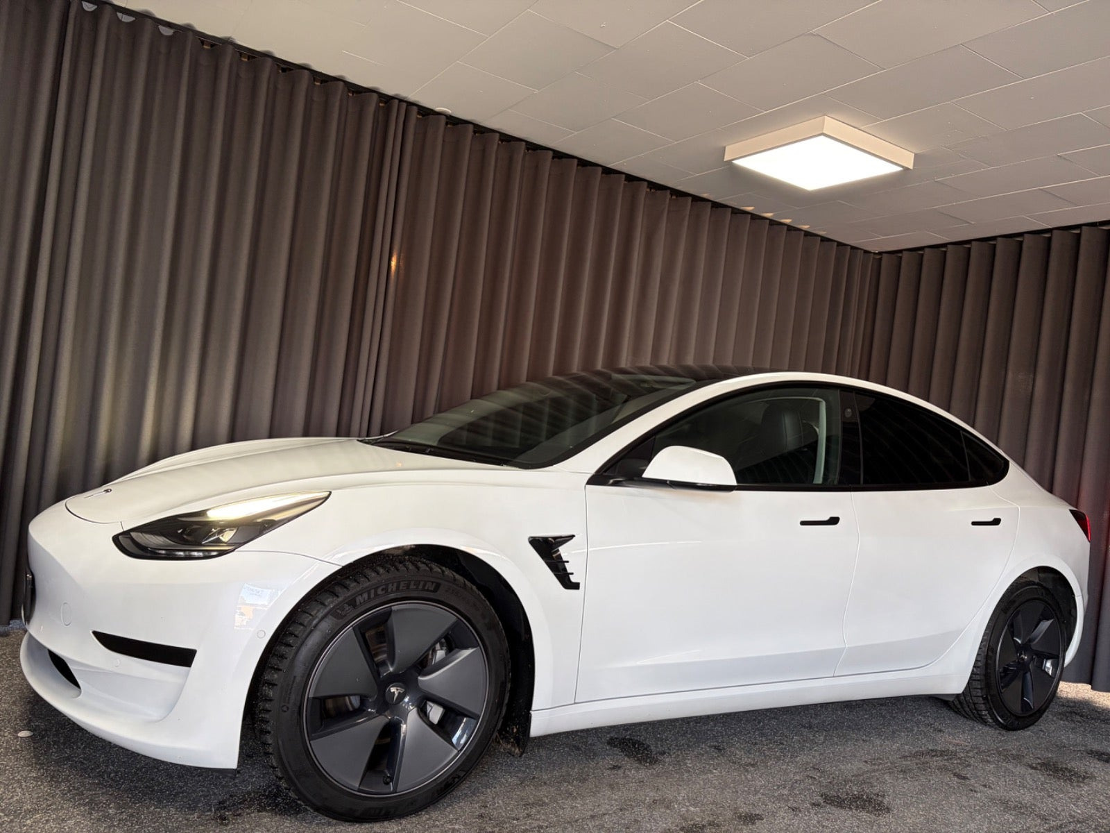 Sort Tesla Model 3 fra 2021