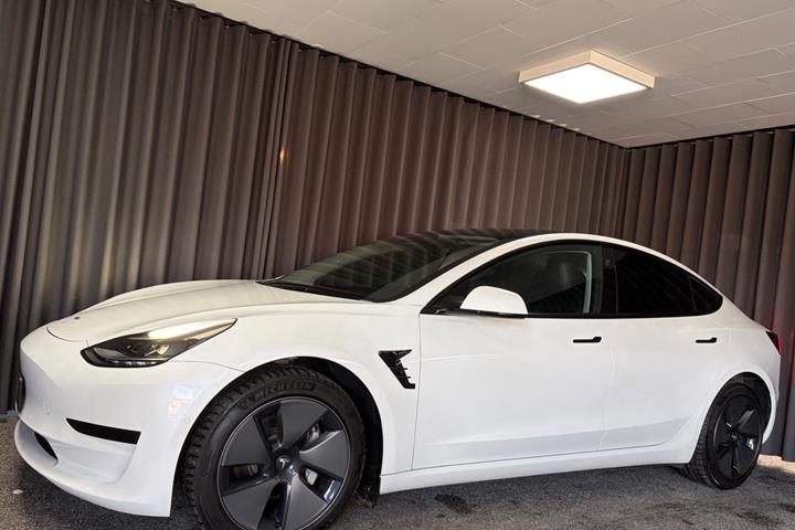 Sort Tesla Model 3 fra 2021
