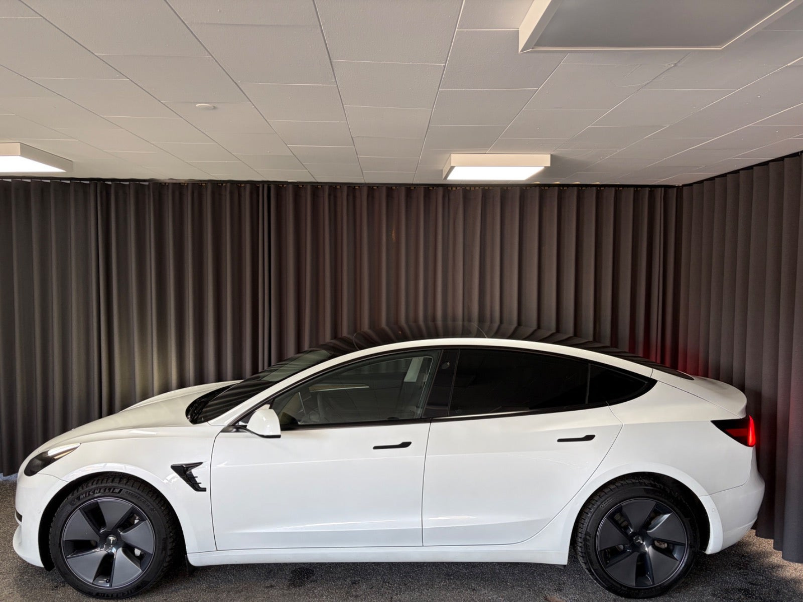 Sort Tesla Model 3 fra 2021