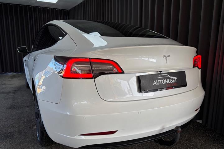 Sort Tesla Model 3 fra 2021