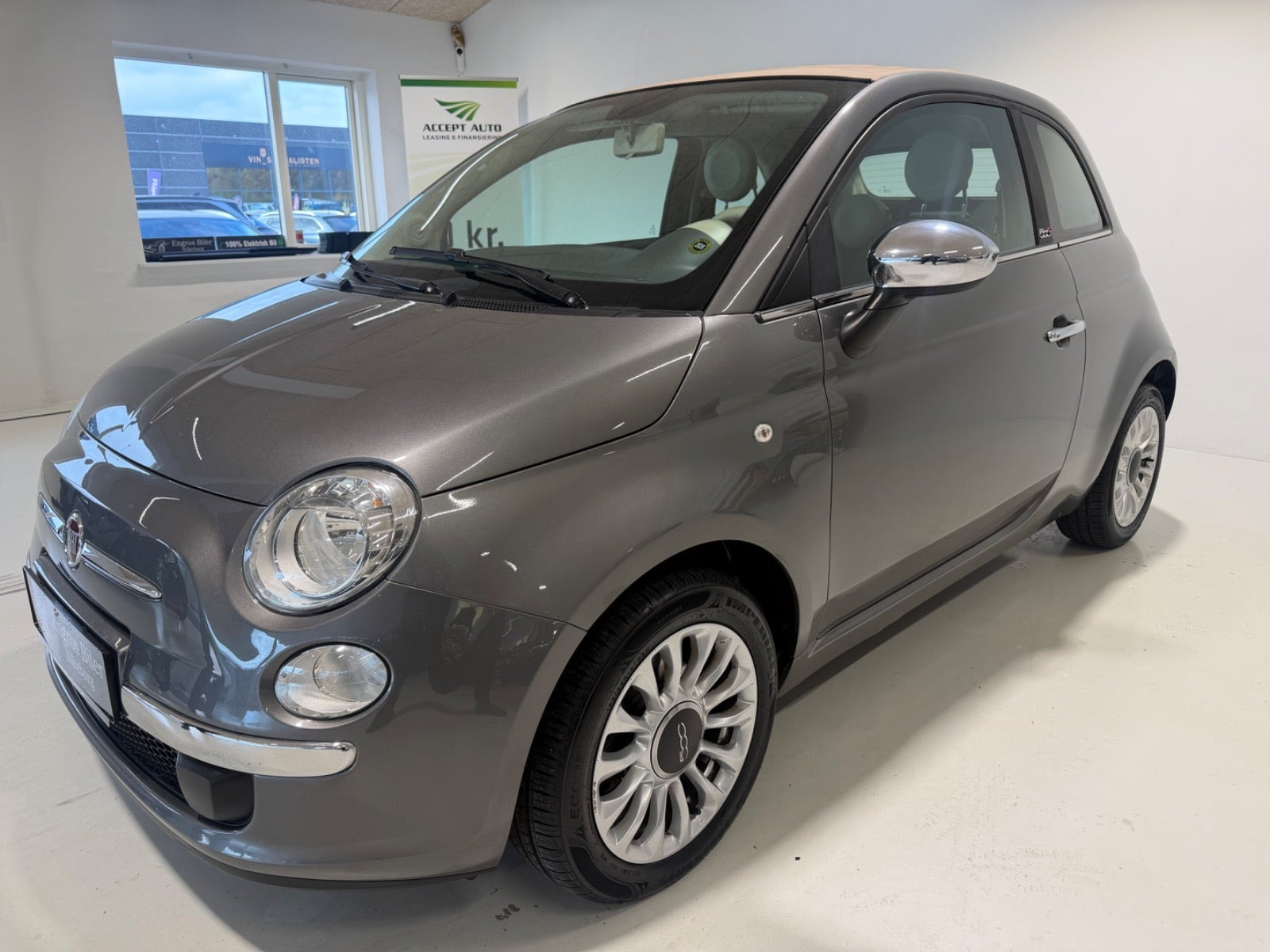 Grå Fiat 500C fra 2014
