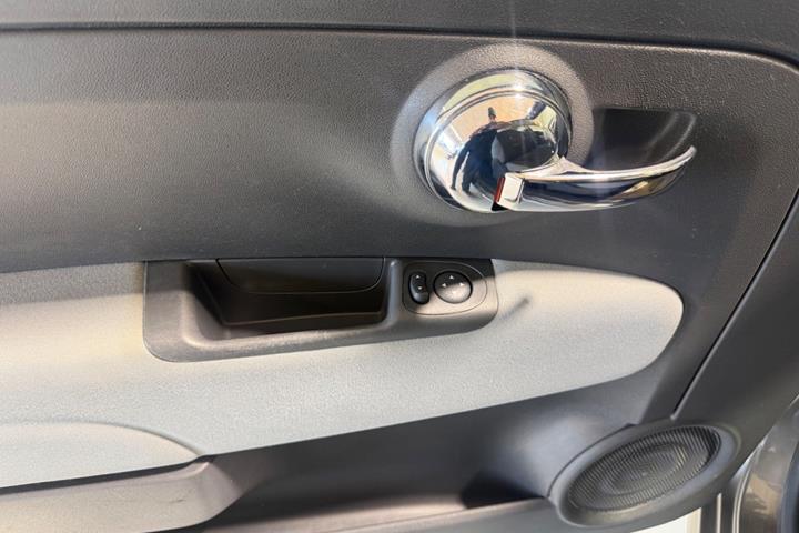 Grå Fiat 500C fra 2014