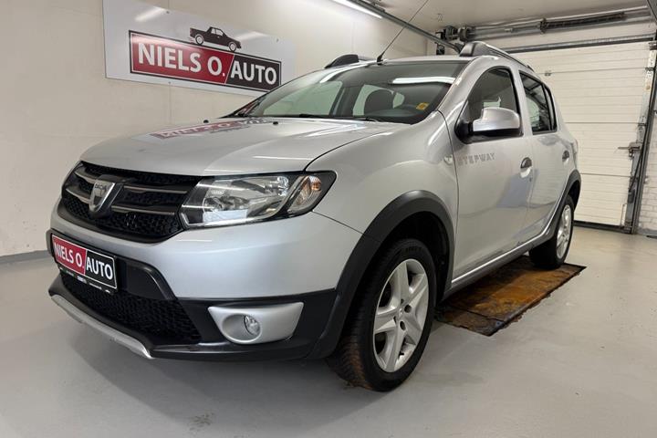 Sølv Dacia Sandero Stepway fra 2015