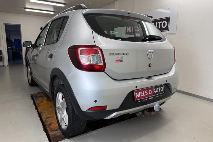 Sølv Dacia Sandero Stepway fra 2015