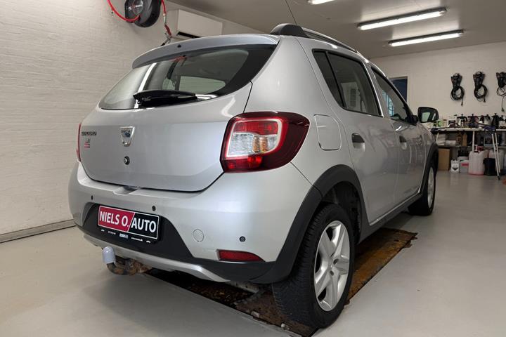 Sølv Dacia Sandero Stepway fra 2015