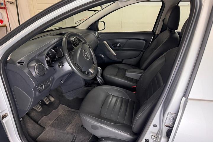 Sølv Dacia Sandero Stepway fra 2015