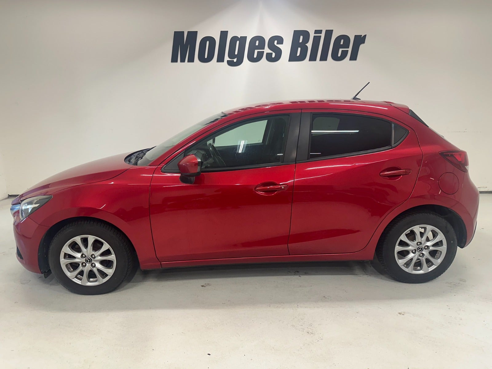 Rød Mazda 2 fra 2015