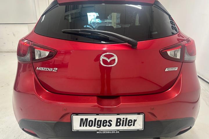 Rød Mazda 2 fra 2015