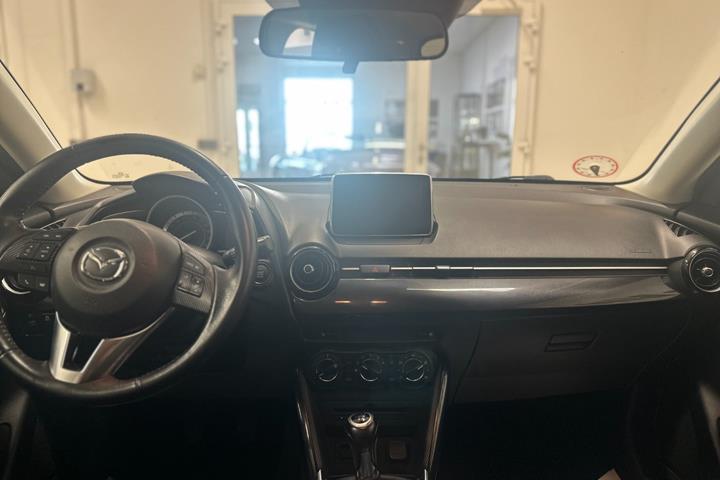 Rød Mazda 2 fra 2015