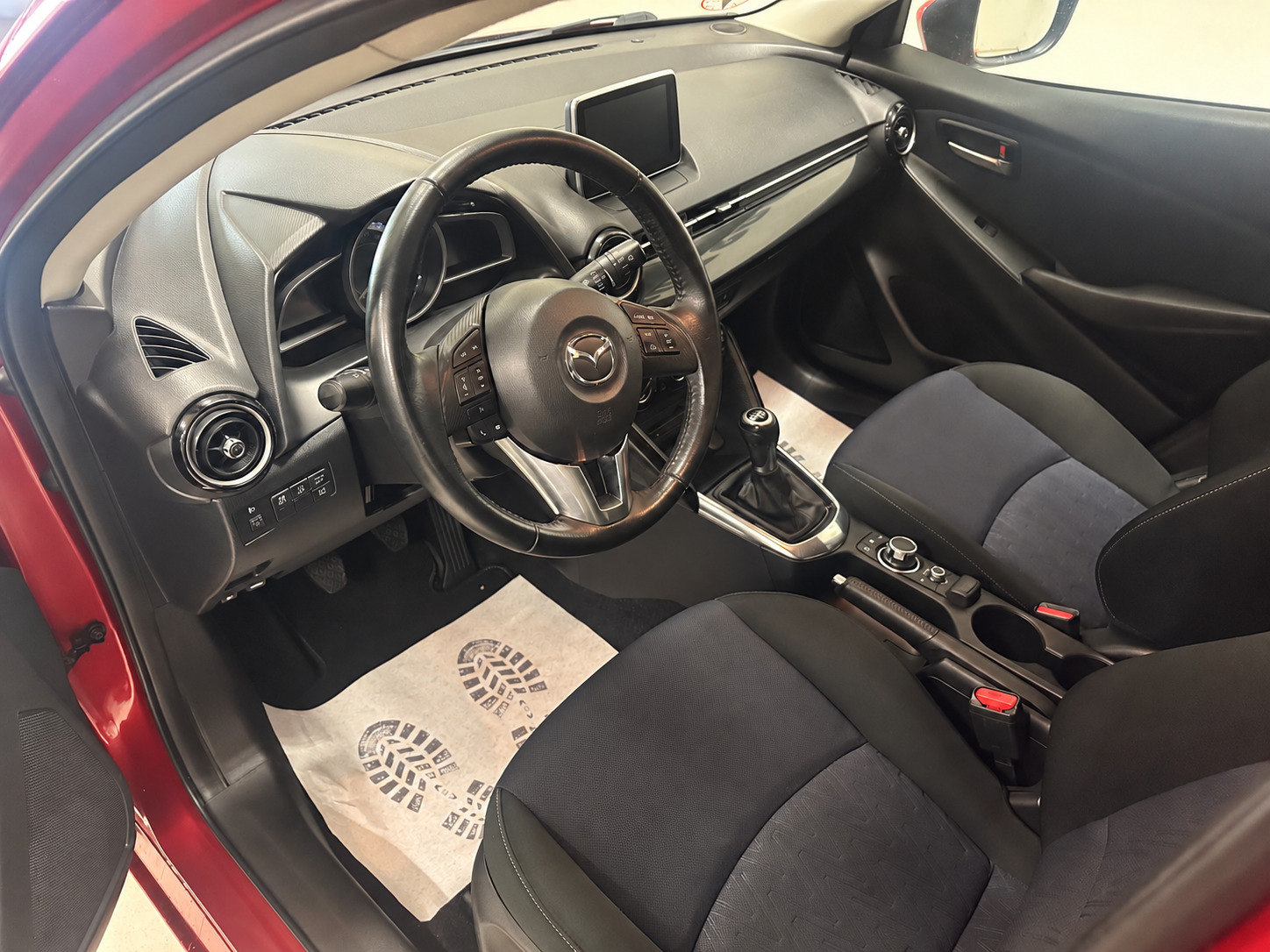 Rød Mazda 2 fra 2015
