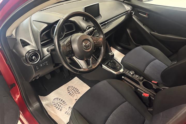 Rød Mazda 2 fra 2015