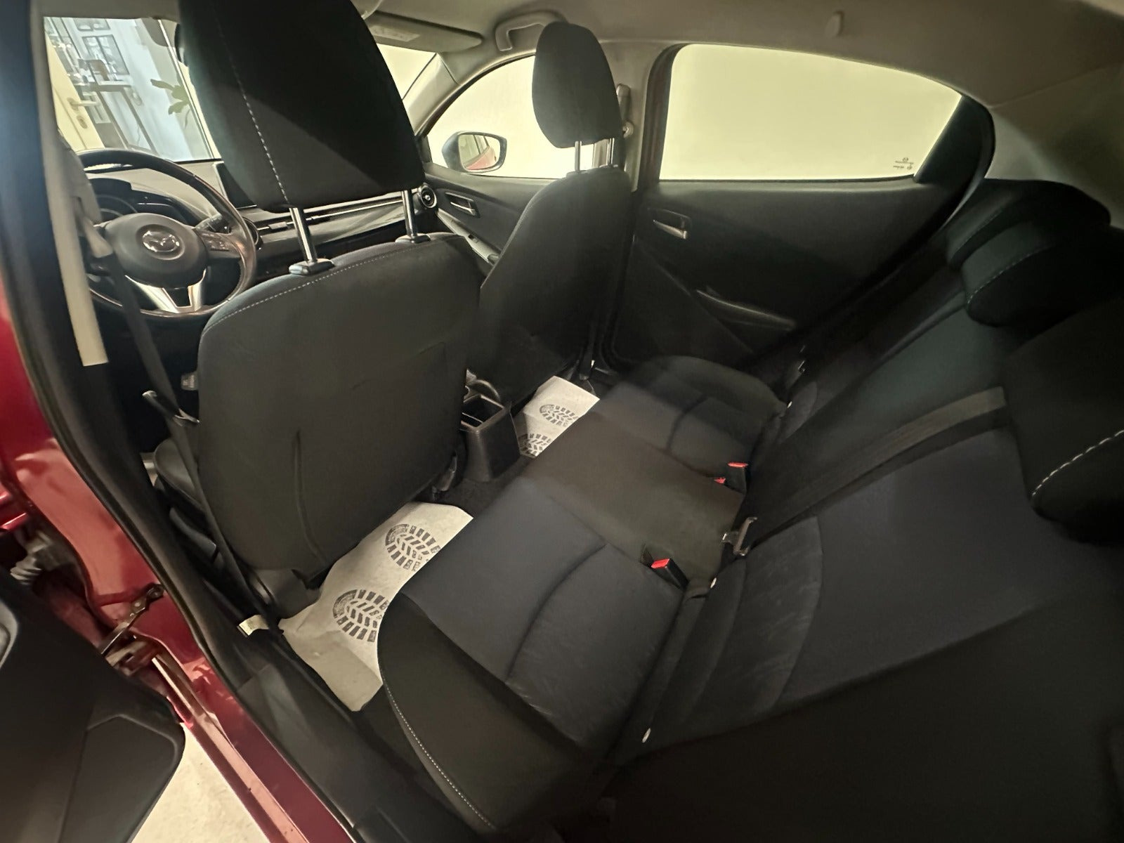 Rød Mazda 2 fra 2015