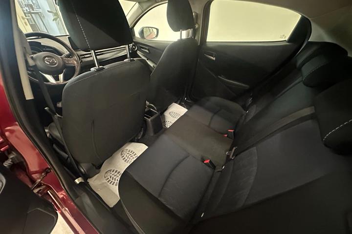 Rød Mazda 2 fra 2015