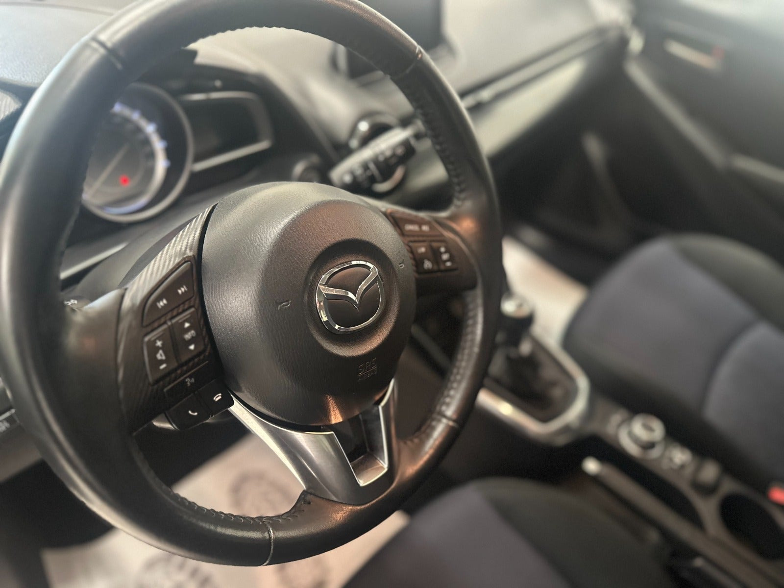Rød Mazda 2 fra 2015