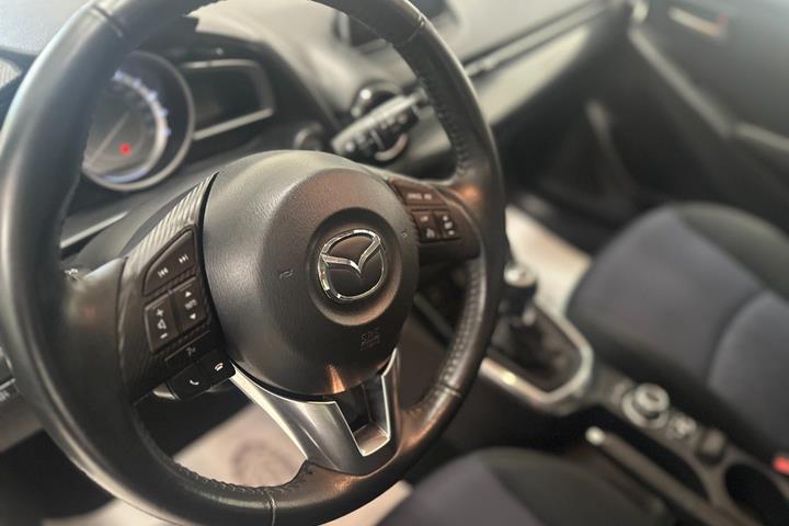 Rød Mazda 2 fra 2015