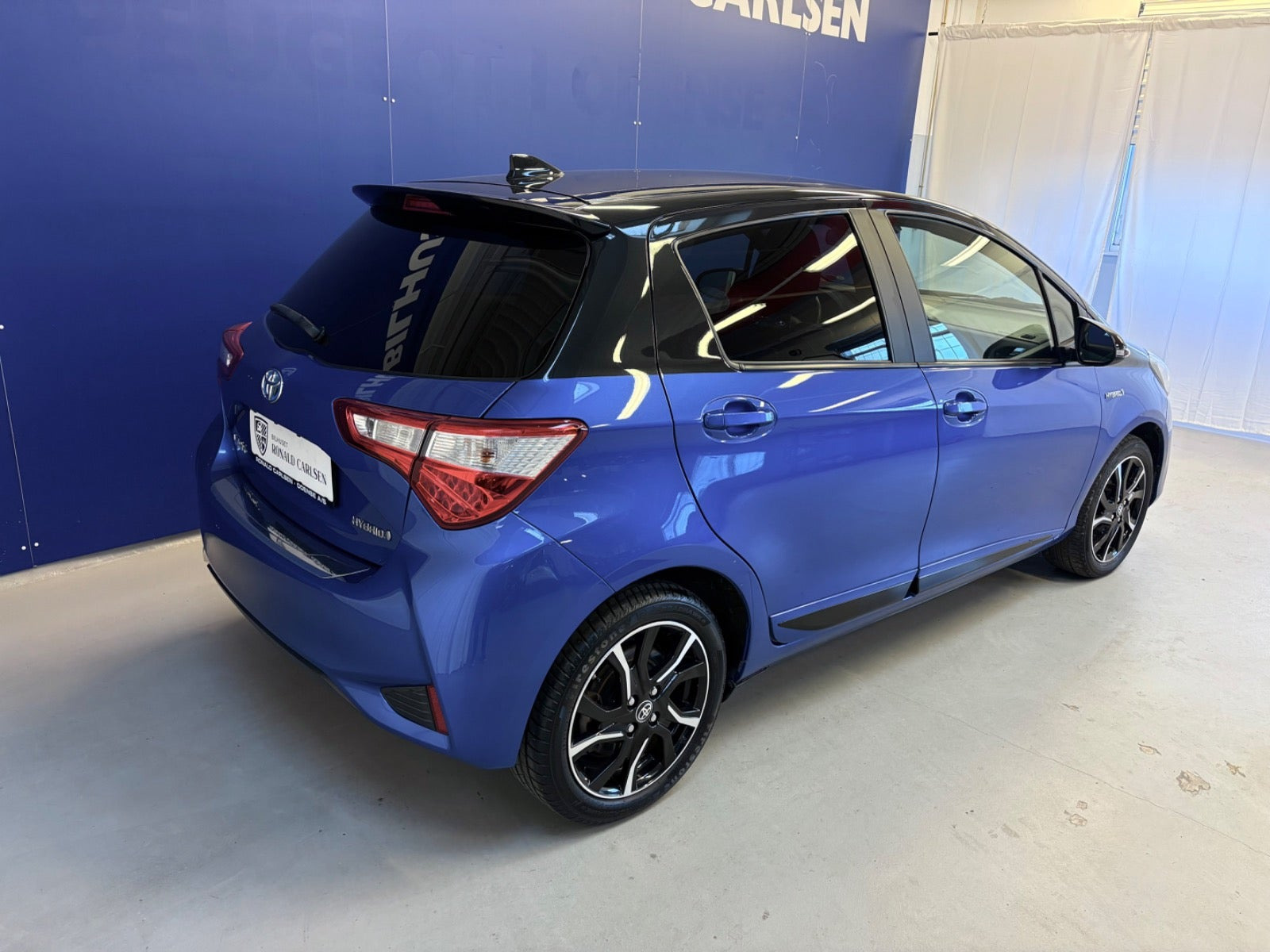Blå Toyota Yaris fra 2017