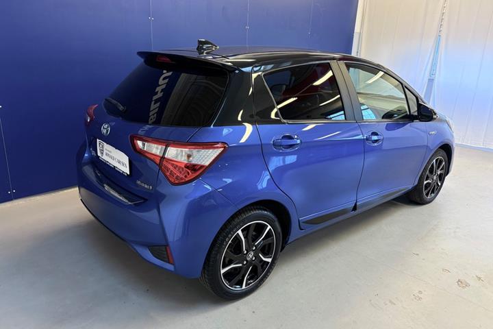 Blå Toyota Yaris fra 2017
